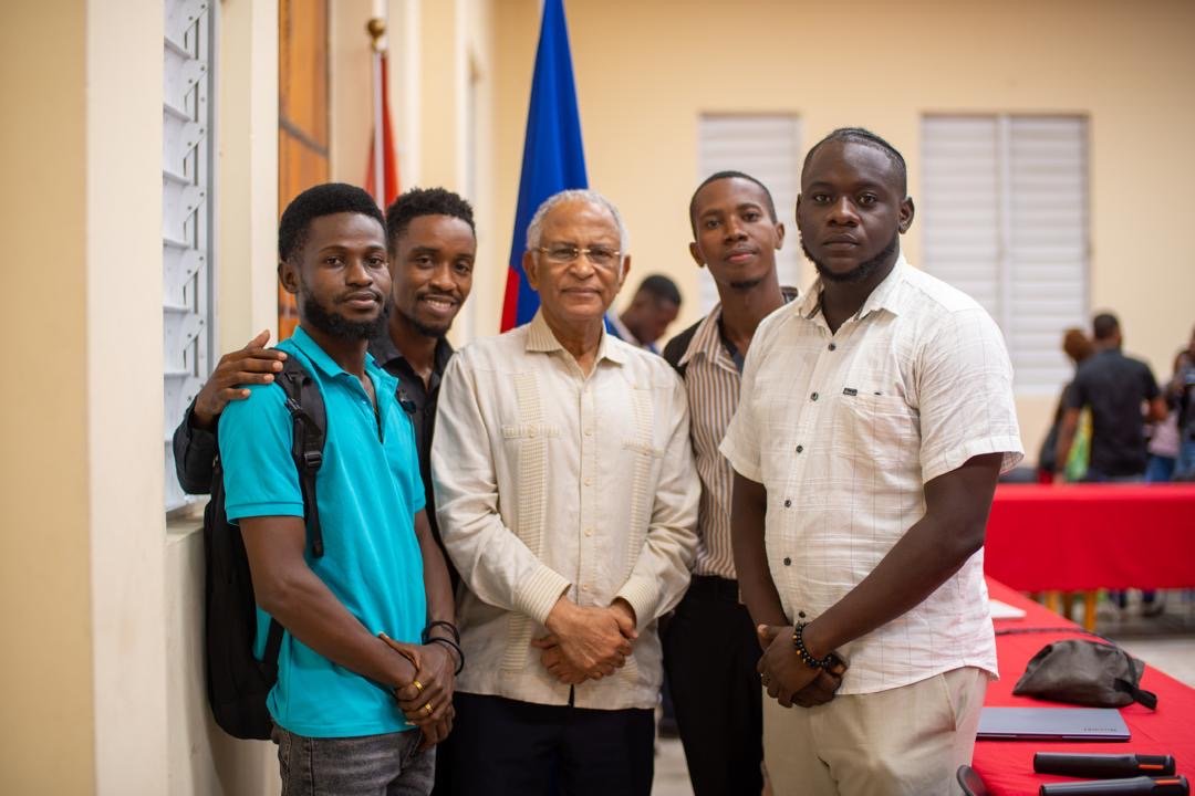 Le recteur Jacky Lumarque appelle les jeunes &agrave; &laquo; sauver Ha&iuml;ti &raquo; lors de la table ronde Turgeau